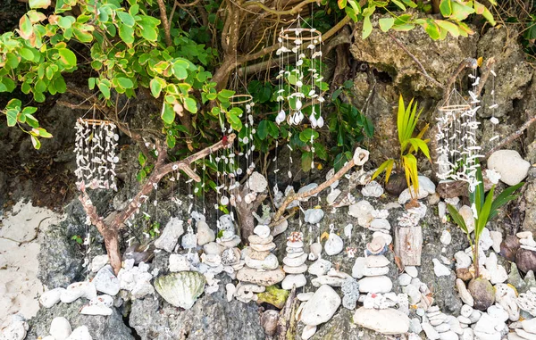 Tradizionali decorazioni di conchiglie filippine sulla spiaggia di Puka Immagine Stock