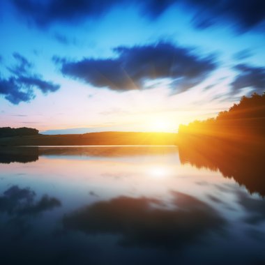 Göl üzerinde görkemli gündoğumu