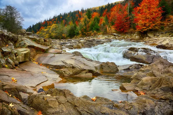 Θέα βουνό ποτάμι φθινοπωρινή εποχή — Φωτογραφία Αρχείου