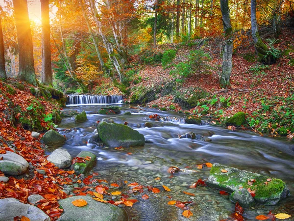 Rio da montanha com corredeiras e cachoeiras no horário de outono — Fotografia de Stock