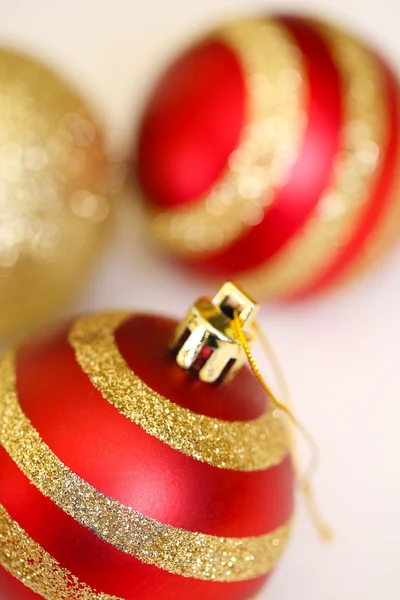 Drie decoratie kerstballen — Stockfoto