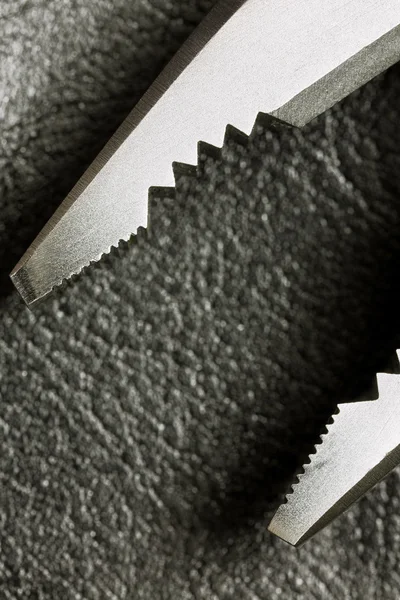 Zbliżenie dłoni pracy narzędzie szczypce — Zdjęcie stockowe