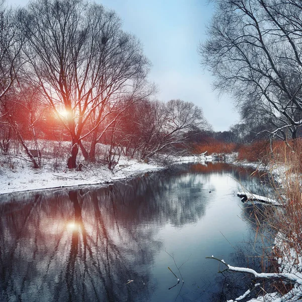 Paisaje invernal junto a un río al atardecer — Foto de Stock