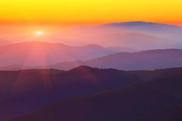 Силуэты горных холмов на закате — стоковое фото