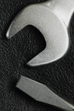 İngiliz anahtarı spanner aracı ve tornavida 
