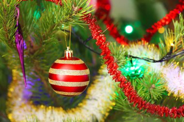 Noel ağacında asılı kırmızı Noel balosu.