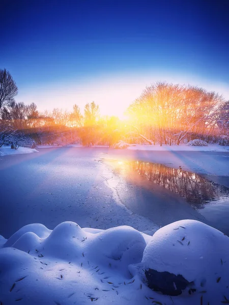 Paisaje invernal junto a un río congelado — Foto de Stock