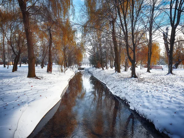 Vista panorâmica do rio e árvores com primeira neve — Fotografia de Stock