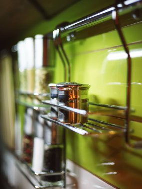 mutfak parmaklıklar içinde baharatlar