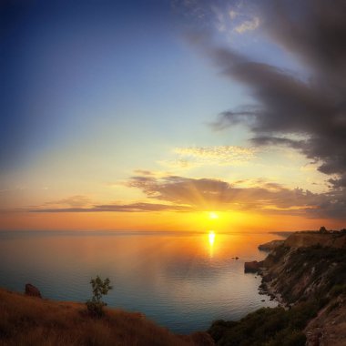 Cape Fiolent dramatik günbatımında bush ve foregroun çim ile