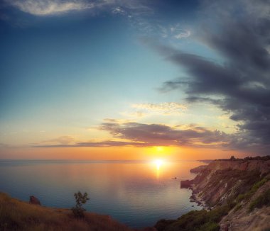 Cape fiolent kayalar ve çim foregrou, dramatik günbatımı