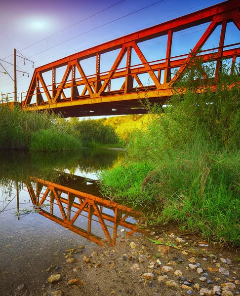 Malerischer Blick über die Eisenbahnbrücke aus Metall über den Fluss — Stockfoto