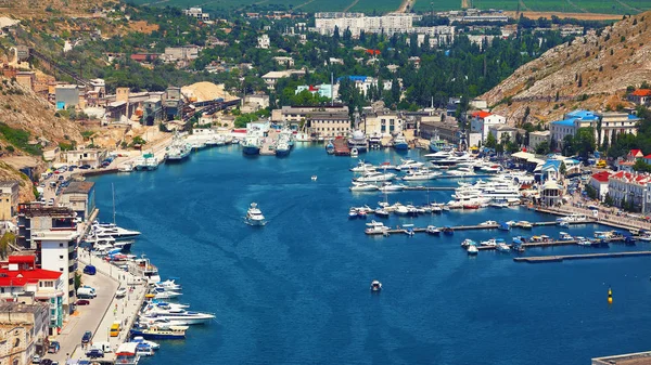 Kar maskesi Bay yükseklikten Sevastopol şehirde