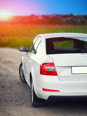 bir arabanın arka yan görünüm