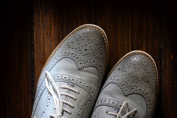 Sapatos oxford cinza no fundo de madeira — Fotografia de Stock