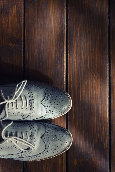 Boty šedé oxford na dřevěné pozadí — Stock fotografie