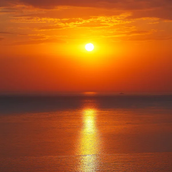 해질녘 바다 파노라마 극적인 일몰 하늘 — 스톡 사진