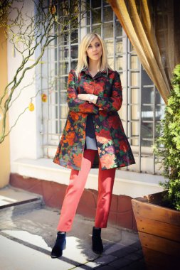 genç güzel şık kadın çiçek Caddesi üzerinde basılı poz