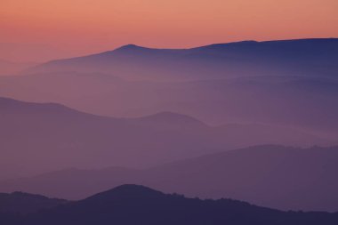 Gün batımında dağ eteklerindeki siluetleri