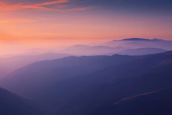 Siluetas de las colinas de montaña al atardecer — Foto de Stock