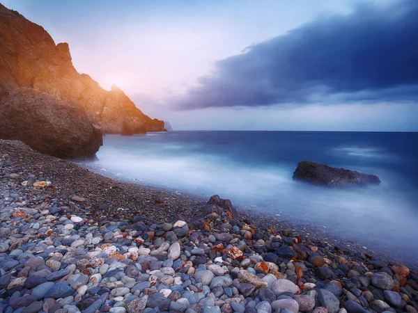 Larga exposición del mar y las rocas — Foto de Stock