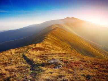 çayırlar batımında dağ aralığının üzerinden dolambaçlı yol