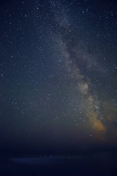 Noční obloha s hvězdami a moře. — Stock fotografie