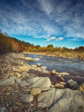 Nehrin kayalık kıyısı