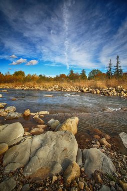Nehrin kayalık kıyısı