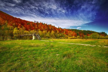 Dağ nehri üzerindeki tahta köprü.