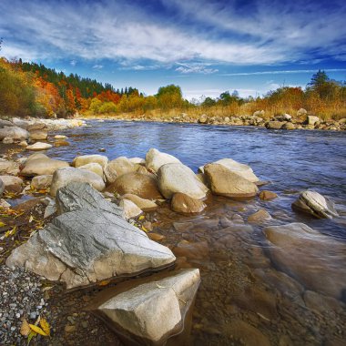 Nehrin kayalık kıyısı
