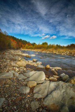 Nehrin kayalık kıyısı