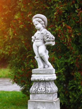 Vintage açı çocuk heykelleri bir parkta