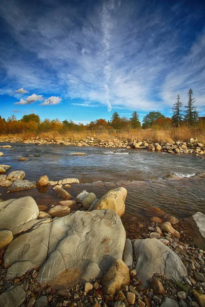 Nehrin kayalık kıyısı