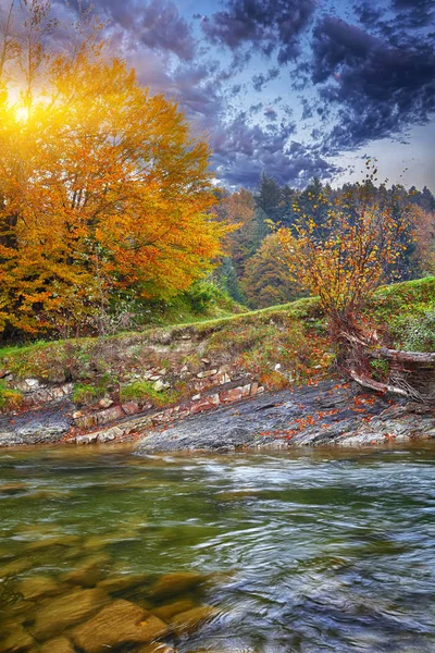 Ποτάμι βουνό φθινόπωρο στιγμή — Φωτογραφία Αρχείου
