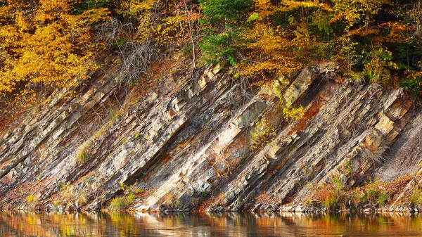 Rocky shore-sjön i höstens tid — Stockfoto