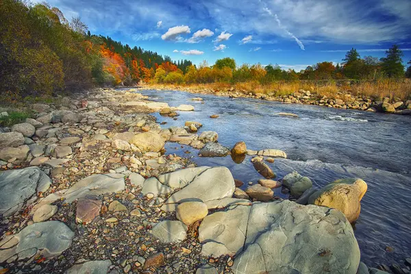 Nehrin kayalık kıyısı