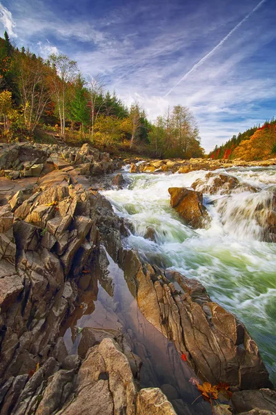 Montagne à écoulement rapide rivière ruisseau d'eau dans les rochers — Photo