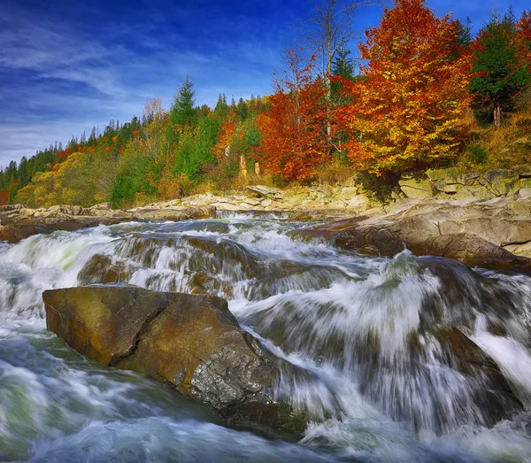 岩の中の水の山の流れの速い川の流れ — ストック写真