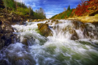 Dağ gibi akan nehirler kayalıklarda akıyor.