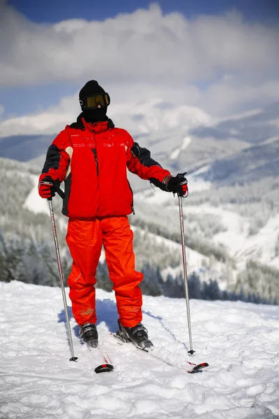Jeune homme actif skiant en montagne — Photo