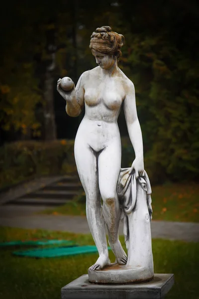 Vintage Winkelfrau Statuen in einem Park — Stockfoto