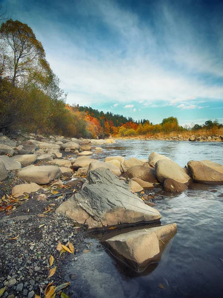 Skalnatý břeh řeky — Stock fotografie