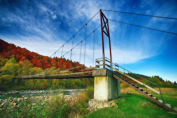Dağ nehri üzerindeki tahta köprü..