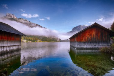 Göl Altausseer bkz: Alpler Avusturya Avrupa sisli sabahı