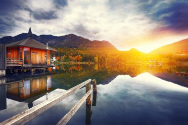 Alp Dağları'nda Grundlsee Gölü