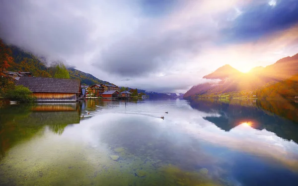 Туманное утро на озере Альпы Австрия Европа — стоковое фото