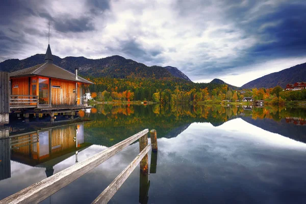 Lago Grundlsee en las montañas de los Alpes — Foto de Stock