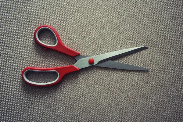 Tesoura com alça de plástico vermelho — Fotografia de Stock