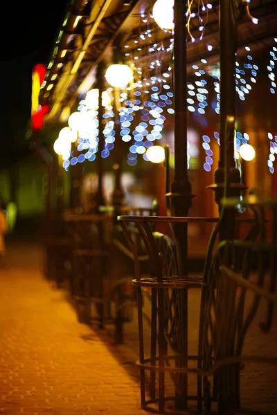 栅栏和模糊的夜灯装饰酒吧在 backgr — 图库照片